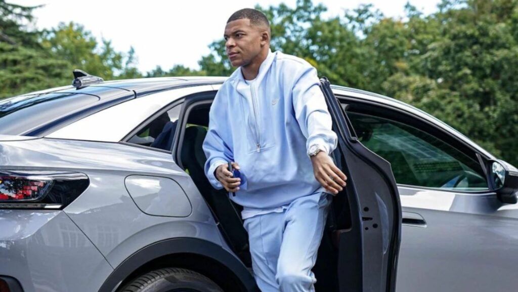 El lujoso auto que el Real Madrid le entregó a Mbappé (+FOTOS) El lujoso auto que el Real Madrid le entregó a Mbappé (+FOTOS)