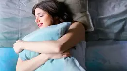 ¿Qué significa abrazar la almohada al dormir?