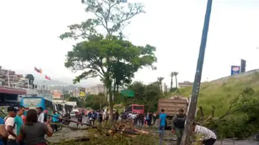 Un muerto dejó accidente múltiple en La Urbina este #27Jul Un muerto dejó accidente múltiple en La Urbina este #27Jul