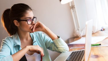 ¿Cómo cuidarte mientras trabajas en la computadora?