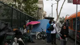 California emite orden ejecutiva para retirar campamentos de indigentes