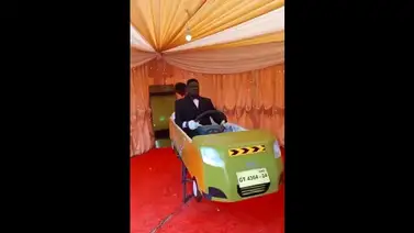 Taxista es velado en un ataúd en forma de auto mientras sostiene un volante (+Video) Taxista es velado en un ataúd en forma de auto mientras sostiene un volante (+Video)