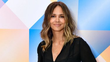 Halle Berry celebró con poca ropa 20 años de su papel en "Gatúbela"