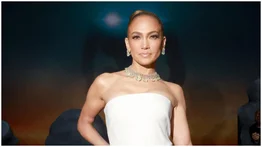 Al estilo de Bridgerton, Jennifer López celebró su cumpleaños 55 (+Video)