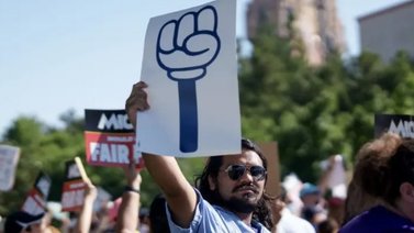 Trabajadores de Disney se ven obligados a vivir en autos o moteles