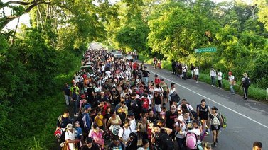 Migrantes parten en nueva caravana hacia EEUU
