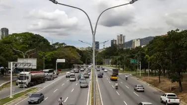 Cierran autopista Gran Cacique Guaicaipuro este #22Jul Cierran autopista Gran Cacique Guaicaipuro este #22Jul