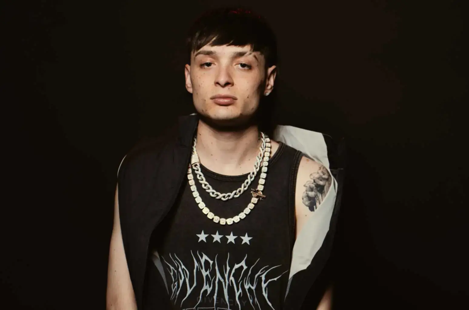 Peso Pluma besó a una misteriosa mujer antes de su concierto en Texas (+Video)