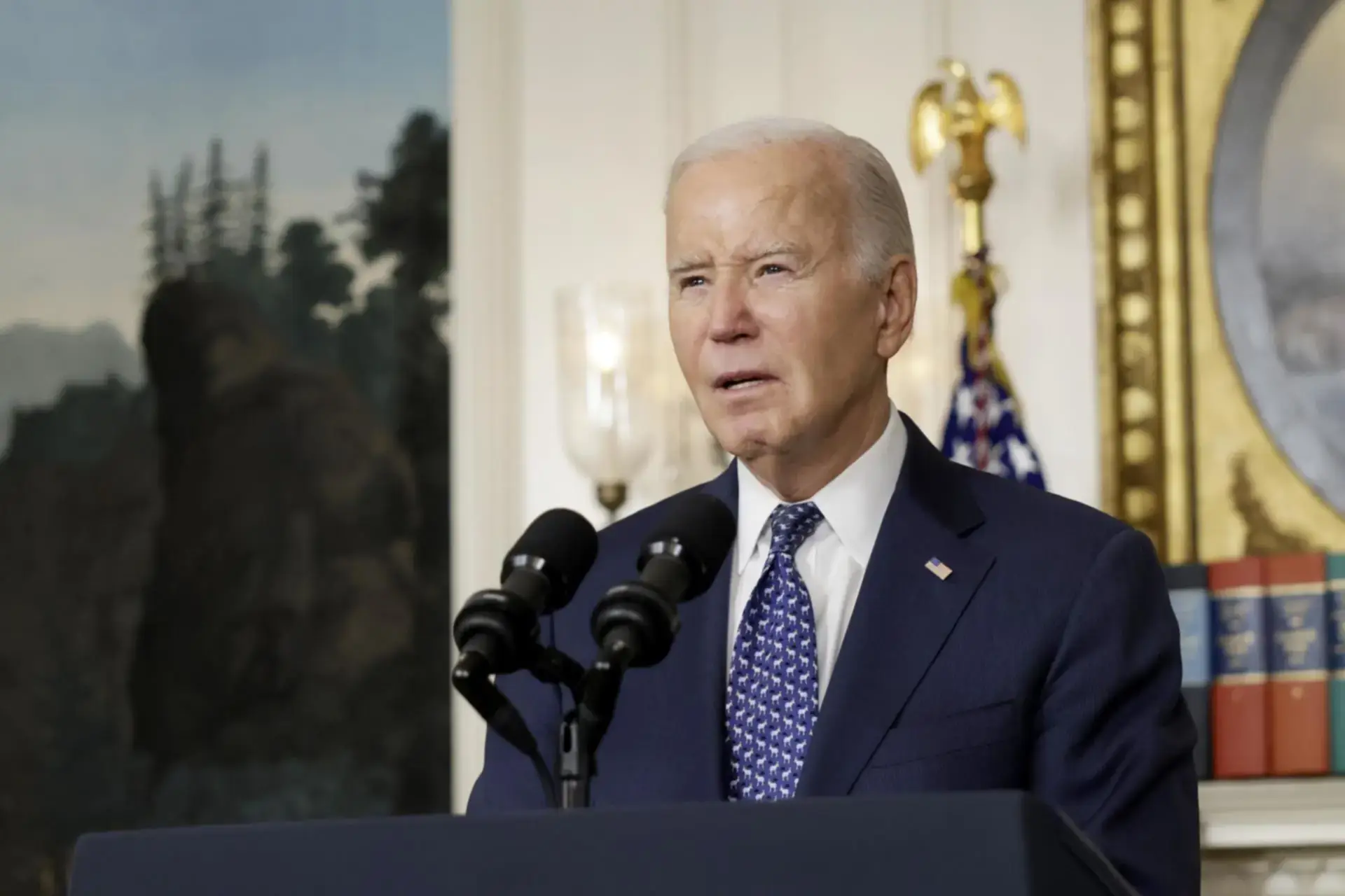 Joe Biden queda paralizado en el escenario y Obama tiene que sacarlo (VIDEO)