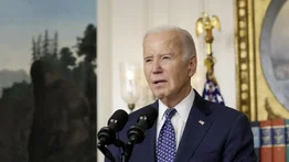 Joe Biden queda paralizado en el escenario y Obama tiene que sacarlo (VIDEO)