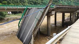 Varios muertos dejó derrumbe de un puente en China