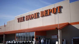 Despiden a cajera de Home Depot tras polémico comentario sobre Donald Trump