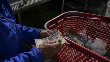 Inmigrante revela cuánto dinero gana al recoger latas y botellas plásticas (+Detalles)