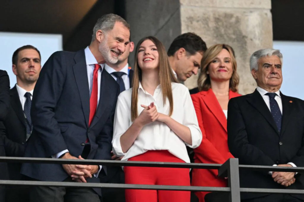 Así fue el outfit que lució la Infanta Sofía durante la final de la Eurocopa 2024 Así fue el outfit que lució la Infanta Sofía durante la final de la Eurocopa 2024