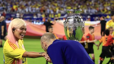 Karol G y Abel Pintos cantaron los himnos en la final de la Copa América (+Videos)
