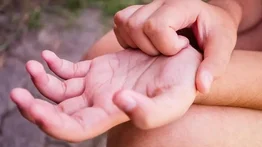 Una mujer gana 50 mil dólares por la superstición ‘mano picante’ (+Detalles)