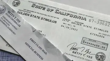 Arrancó la entrega de cheques de estímulo por 1.200 dólares en California