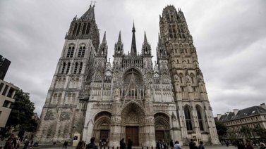 Controlan incendio en la aguja de la catedral de Ruan, en Normandía (+Video)