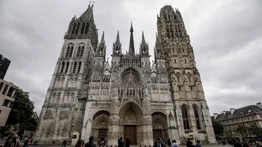 Controlan incendio en la aguja de la catedral de Ruan, en Normandía (+Video)