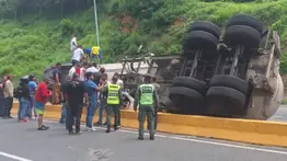 Gandola de gas se volcó y cayó sobre un vehículo en la ARC este #10Jul (+Fotos)