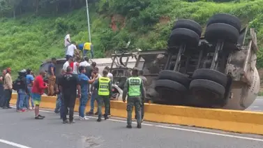 Gandola de gas se volcó y cayó sobre un vehículo en la ARC este #10Jul (+Fotos) Gandola de gas se volcó y cayó sobre un vehículo en la ARC este #10Jul (+Fotos)