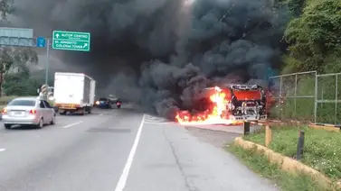 Unidad de transporte público se incendió en Caricuao este #10Jul (+Video) Unidad de transporte público se incendió en Caricuao este #10Jul (+Video)