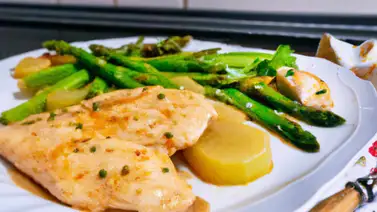 Así se prepara un almuerzo saludable con pollo, papas y espárragos Así se prepara un almuerzo saludable con pollo, papas y espárragos