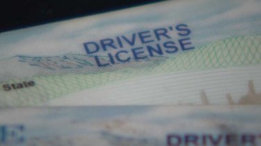 Illinois anuncia el examen escrito en español para la licencia de conducir comercial: Sepa dónde