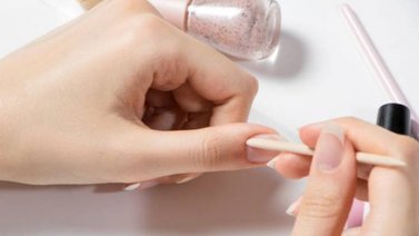 Suaviza las cutículas de las uñas de manera natural