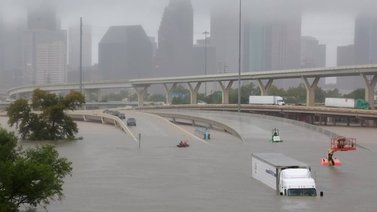 Houston | Así fue el rescate de un hombre varado encima de su carro por inundaciones (+Video)
