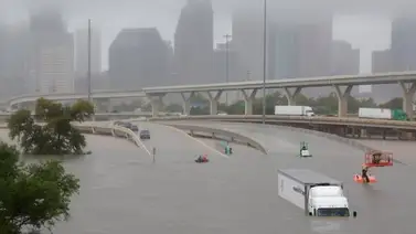 Houston | Así fue el rescate de un hombre varado encima de su carro por inundaciones (+Video) Houston | Así fue el rescate de un hombre varado encima de su carro por inundaciones (+Video)