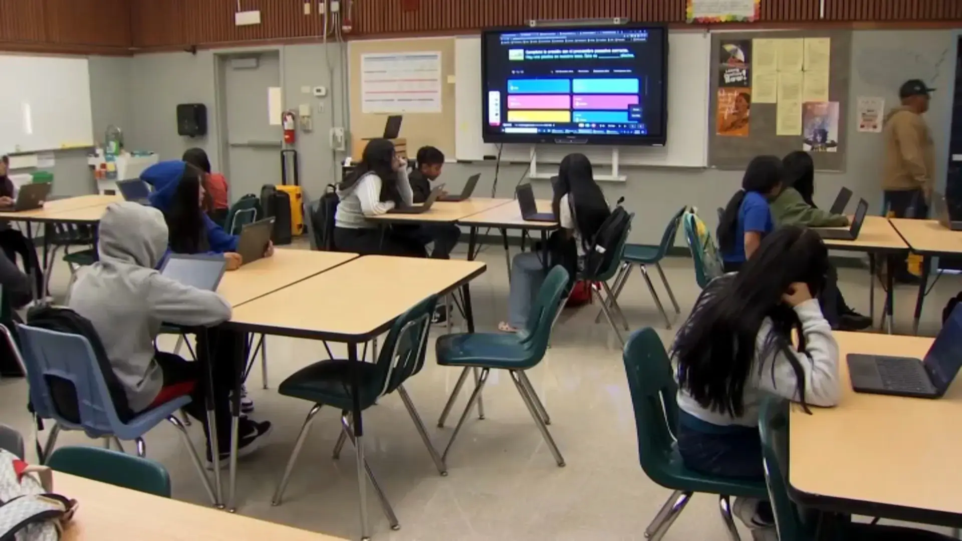 California lanza programa piloto que ofrece $50 semanales a estudiantes (+Requisitos)