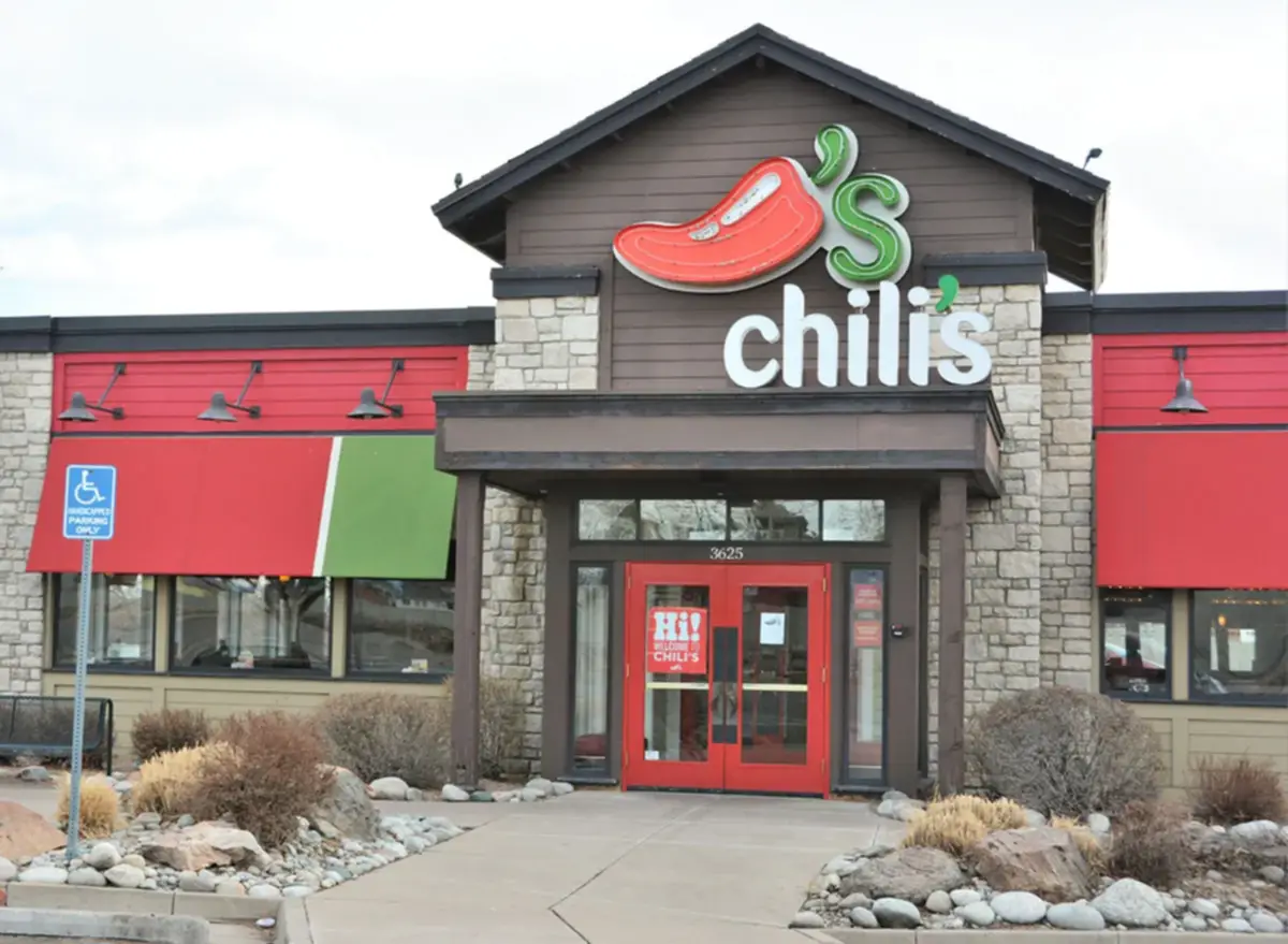 Así puedes obtener tu Green Card si trabajas en Chili’s Grill & Bar (+Requisitos)