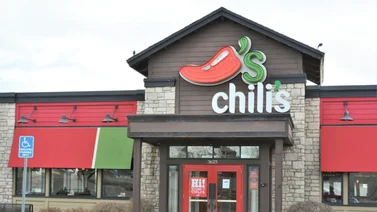 Así puedes obtener tu Green Card si trabajas en Chili’s Grill & Bar (+Requisitos)