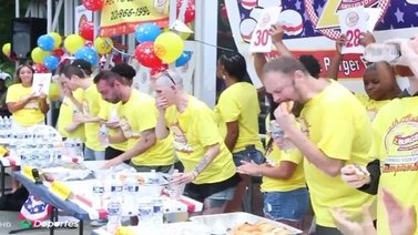 Empate por comer 34 hamburguesas en 10 minutos