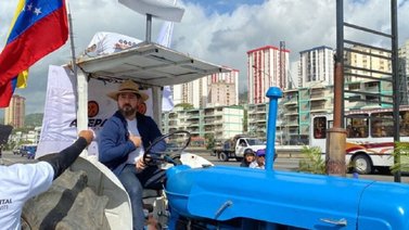 Daniel Ceballos inicia su campaña electoral con un tractor (+Video)