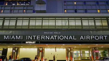 Camión blindado perdió varias bolsas de dinero en aeropuerto de Miami (+Video) Camión blindado perdió varias bolsas de dinero en aeropuerto de Miami (+Video)