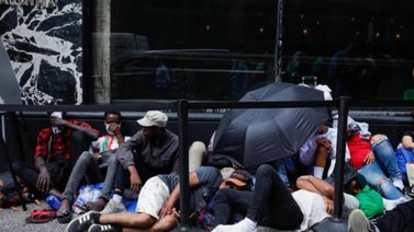 Por seis meses migrantes indocumentados de Nueva York recibirán tarjetas prepagadas (+Monto)