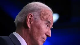 Joe Biden intenta sentarse en una silla “inexistente” (+Video Viral)