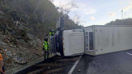 Reportan volcamiento de un camión en la autopista Caracas-La Guaira la noche de este #02Jul