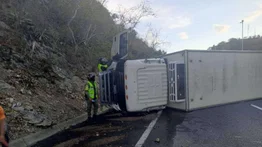 Reportan volcamiento de un camión en la autopista Caracas-La Guaira la noche de este #02Jul