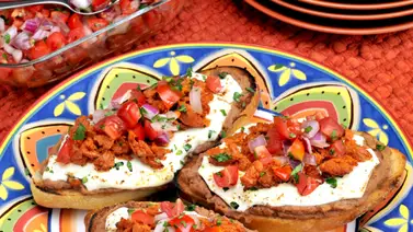 Desayuno latino: Molletes con pico de gallo Desayuno latino: Molletes con pico de gallo