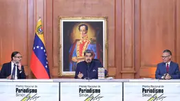 Maduro hace entrega del Premio Nacional de Periodismo Simón Bolívar