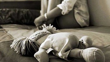 Detenidos padres por quemar partes íntimas de su hija de dos años