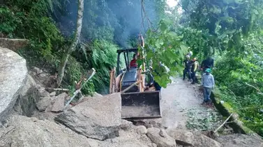 Cerrada carretera Maracay-Choroní por deslizamiento de material rocoso Cerrada carretera Maracay-Choroní por deslizamiento de material rocoso
