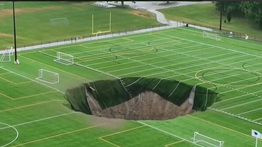 Captan hundimiento en una cancha de fútbol en Illinois (+Video)