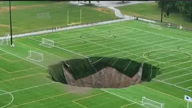 Captan hundimiento en una cancha de fútbol en Illinois (+Video) Captan hundimiento en una cancha de fútbol en Illinois (+Video)