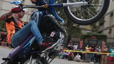 Multan a nueve personas por hacer motopiruetas sin casco Multan a nueve personas por hacer motopiruetas sin casco