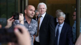 Jueza de EEUU permite a Julian Assange regresar como un hombre libre a Australia