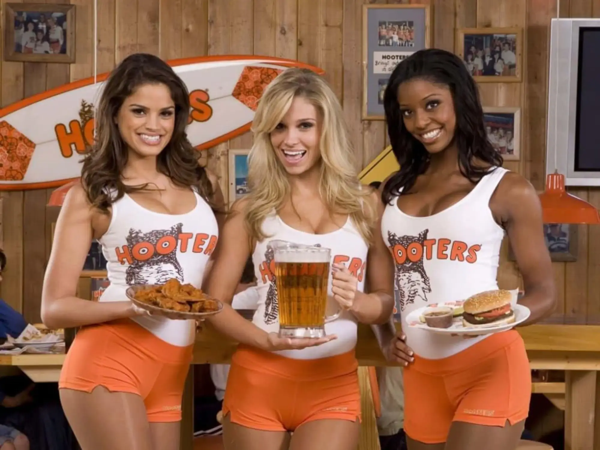 Hooters cierra decenas de sucursales en EEUU: Sepa por qué
